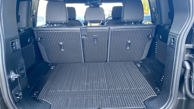 Land Rover Defender 3.0 D250 X-Dynamic SE 110 5dr Auto Diesel Estate - Image 10